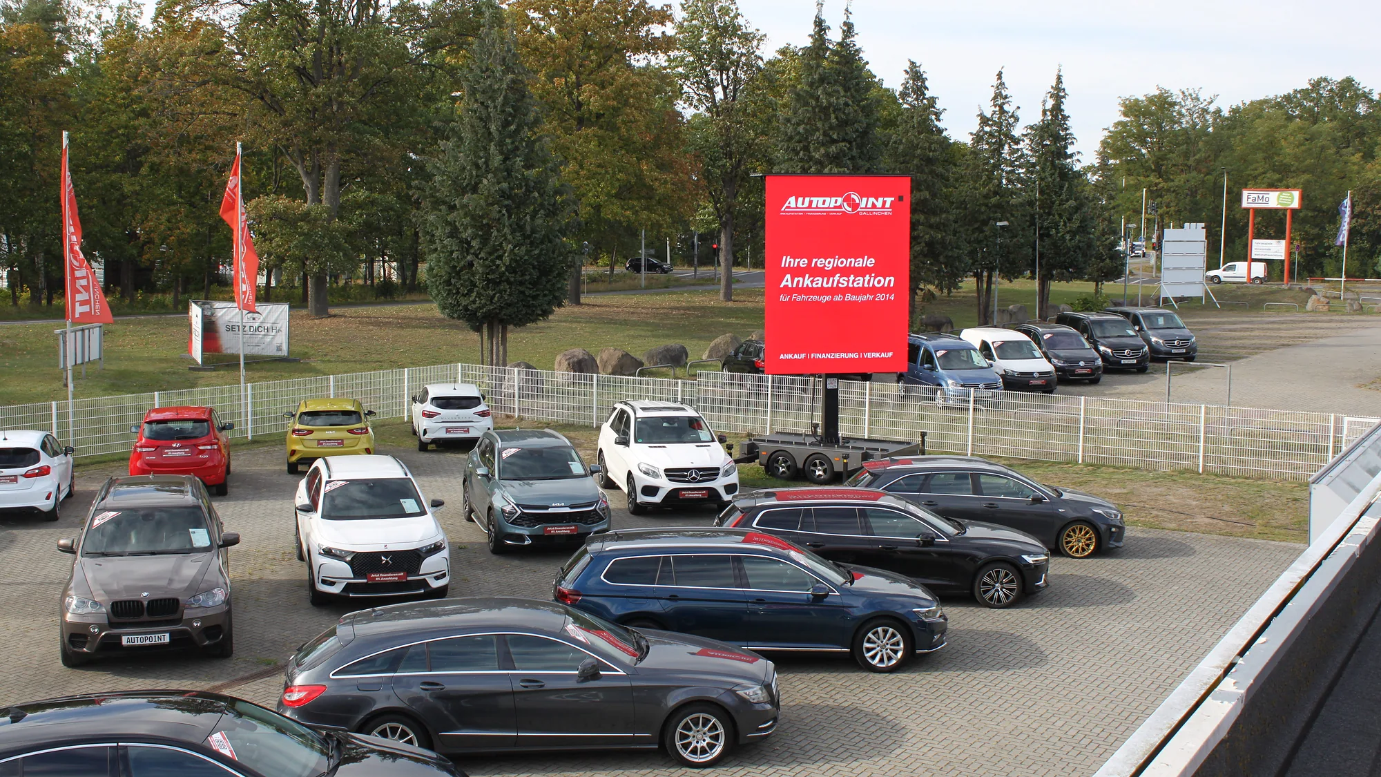 Ankaufstation von AutoPoint Gallinchen in Cottbus mit Werbetafel über dem Fahrzeughof