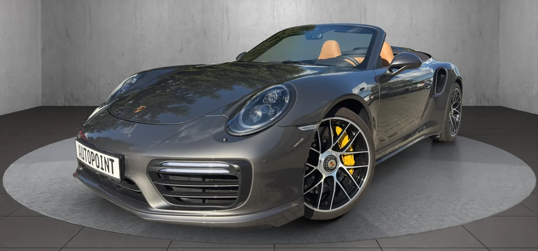 Porsche 911 Turbo S Cabriolet im Fotostudio von AutoPoint Gallinchen