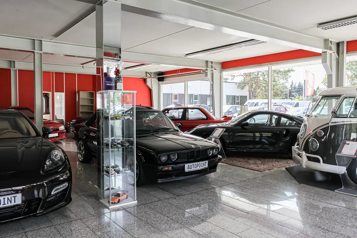 Blick in die Halle von AutoPoint Gallinchen in Cottbus