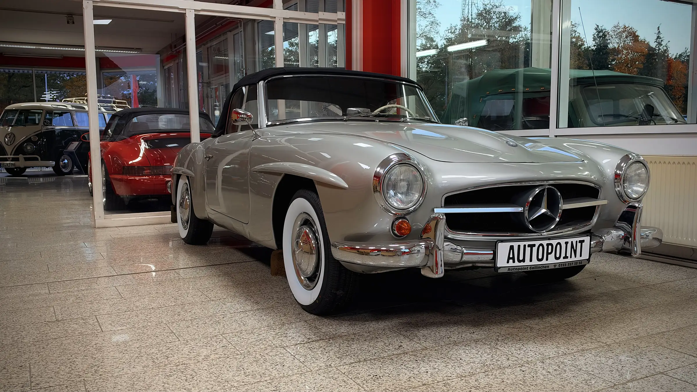 Mercedes-Benz 190 SL im Showroom von AutoPoint Gallinchen in Cottbus