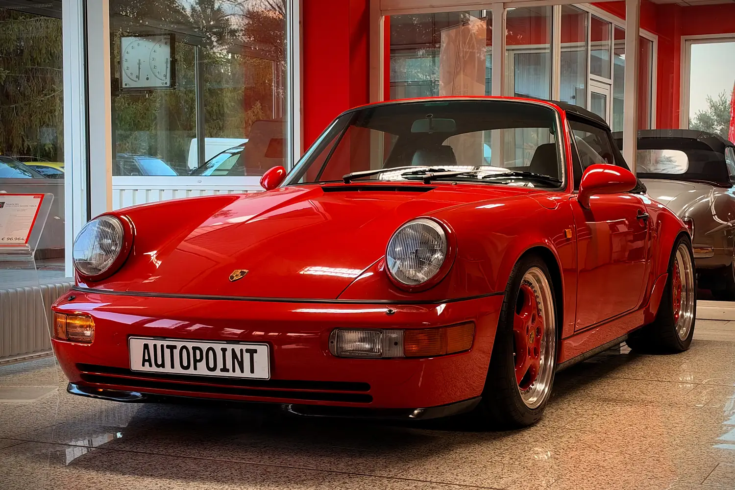 Roter Porsche 911 (964) im Showroom von AutoPoint Gallinchen in Cottbus