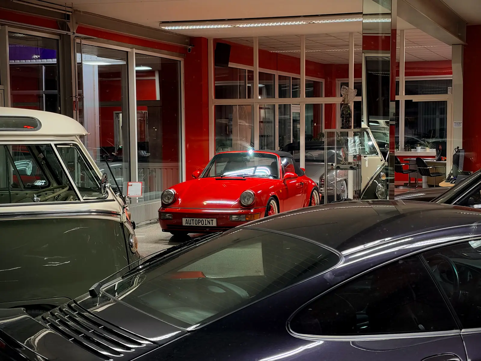 Showroom von AutoPoint Gallinchen in Cottbus mit Porsche 911 und VW T1