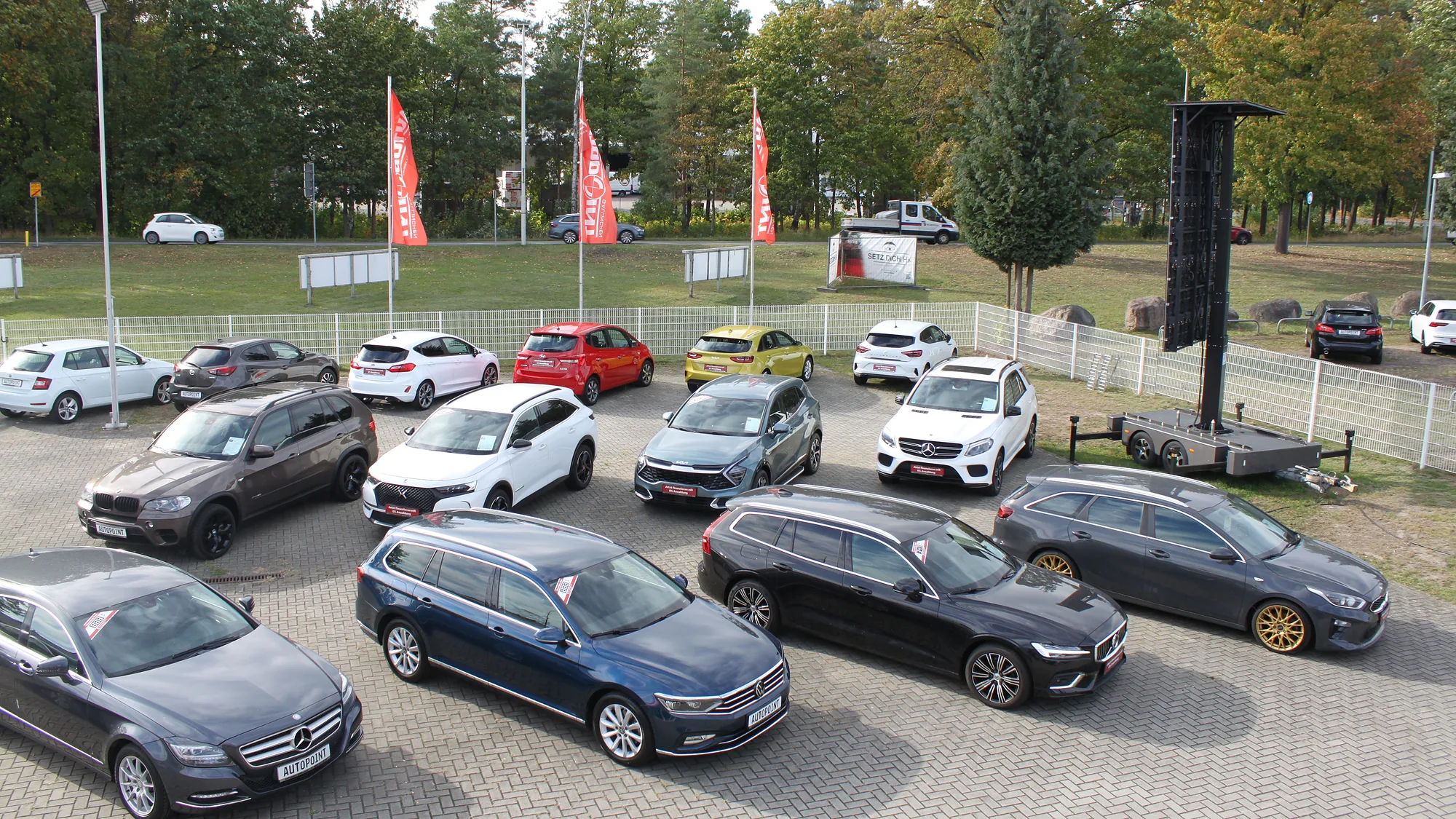 Gebrauchtwagen auf dem Hof von AutoPoint Gallinchen in Cottbus