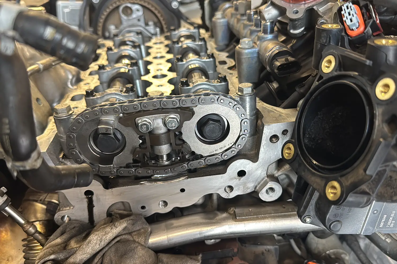 Geöffneter Motor mit Steuerkette bei der Instandsetzung